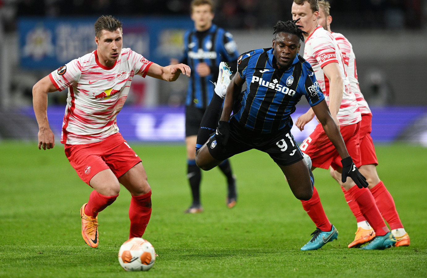 Willi Orban (l) in actie tegen Atalanta, archieffoto.