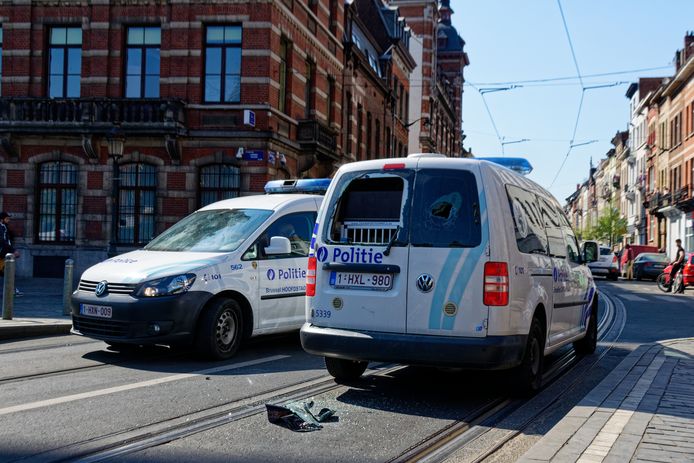 Lors des émeutes à Anderlecht, l'un des fauteurs de troubles avait pu voler l'arme de service d'un policier et avait tiré plusieurs coups de feu, sans toutefois toucher personne.