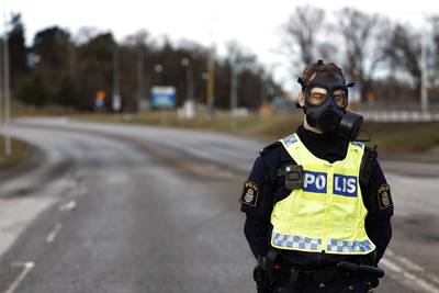 Agenten dragen uit voorzorg gasmasker na verdachte situatie aan hoofdzetel Zweedse inlinchtingendienst