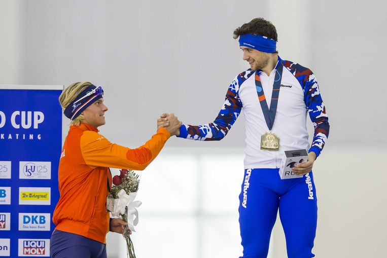 Koen Verweij (links, zilver) en de Rus Denis Joeskov na de 1500 meter bij het wereldbeker schaatsen in Salt Lake City.  Beeld ANP