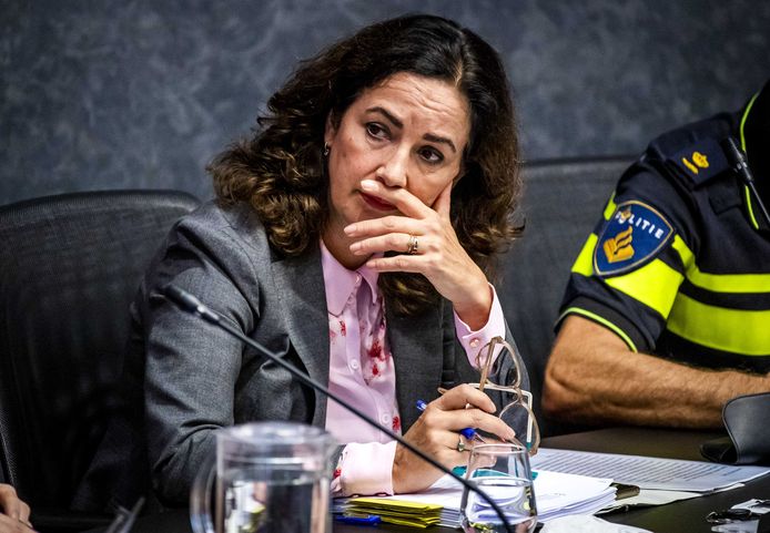 Burgemeester Femke Halsema tijdens de raadsvergadering waarin wordt gesproken over de liquidatie van advocaat Derk Wiersum en het bezit  van een verboden wapen in de ambtswoning.