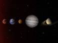 Ons zonnestelsel: Mercurius, Venus, Aarde, Mars, Jupiter, Saturnus, Uranus, Neptunus. Helemaal rechts staat dwergplaneet Pluto.