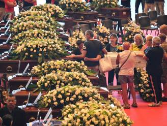 Slachtoffers geëerd met lang applaus tijdens staatsbegrafenis, dodentol loopt op tot 42