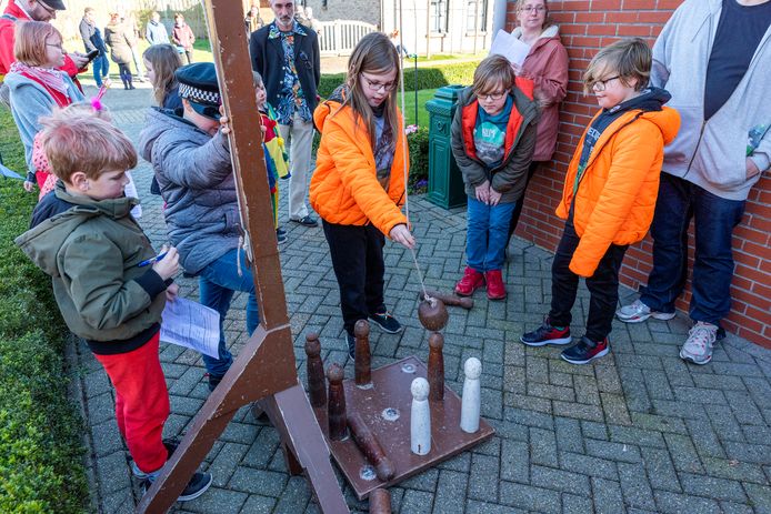 Ostrecht (Ossendrecht) was zondagmiddag een grote speeltuin. Prins Zjim en nar Luukske hadden op verschillende plaatsen in het dorp spellen opgezet die te maken hadden met een draad want het carnavalsmotto in Ostrecht is: “We pakke de Draod Trug Oep”. Wat wil zeggen dat de osse koeie en kalfkus in Ostrecht er weer zin in hebben. 

De spelletjesmiddag was gecombineerd met een speertocht. Op verschillende plekken in het dorp hingen borden met woorden die samen een zin vormen. Het mooie weer zorgde ervoor dat heel wat gezinnen op pad gingen door het dorp om er vooral een leutige wandeling van te maken.