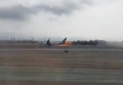 Beelden tonen moment dat vliegtuig vlam vat na dodelijke botsing op tarmac