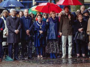 Utrecht beleeft twee minuten stilte op regenachtig maar rustig Domplein