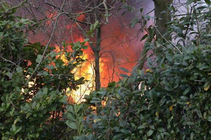 Een caravan is aan de Luissel in Boxtel volledig uitgebrand. De brandweer moest een tweede bluswagen oproepen door een storing bij een andere wagen.
