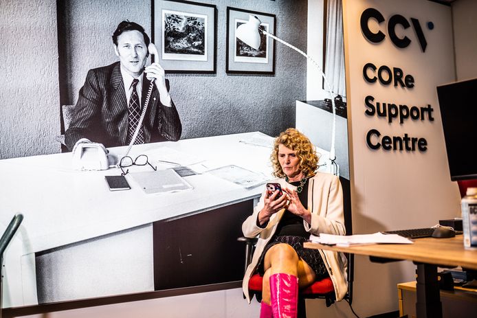 Enny van de Velden, directeur van betalingsaanbieder CCV in Arnhem voor een portret van haar vader Cor van de Velden. Hij is de oprichter en naamgever van het familiebedrijf Computercentrum Cor van de Velden, afgekort CCV.
