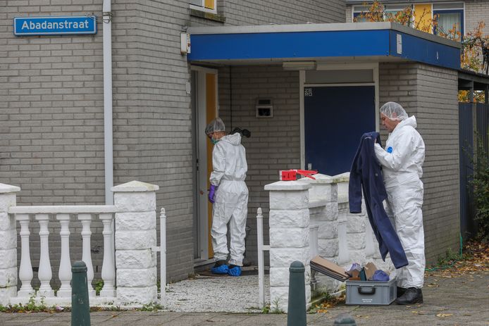 Er wordt uitgebreid onderzoek gedaan in en rondom de woning.