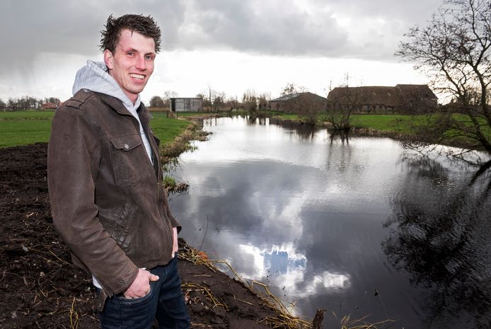 Veehouder Frank Janmaat naast zijn boerderij in Kamerik , bij de sloot die hij wil volzetten met zonnepanelen.