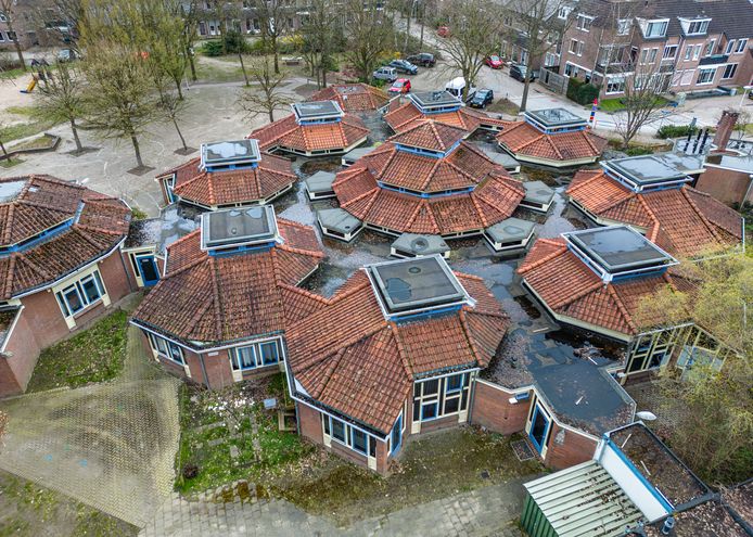 De voormalige basisschool De Vuurvogel I aan de Maldense Veldsingel heeft een bijzondere vorm, speciaal ontworpen voor jenaplanonderwijs.