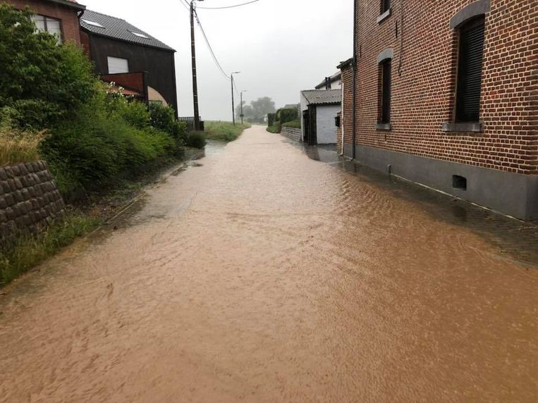 De Velmseweg in Attenhoven (Landen) lijkt wel een rivier. Beeld RV Facebook