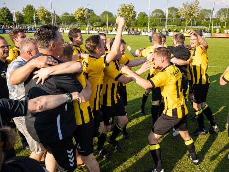 Heerde viert als promovendus met veel teamspirit het kampioensfeestje: ‘Dit is zó knap’