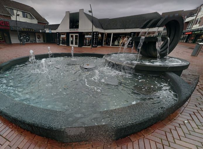 De fontein bij Het Ruim in Dronten kleurt oranje.