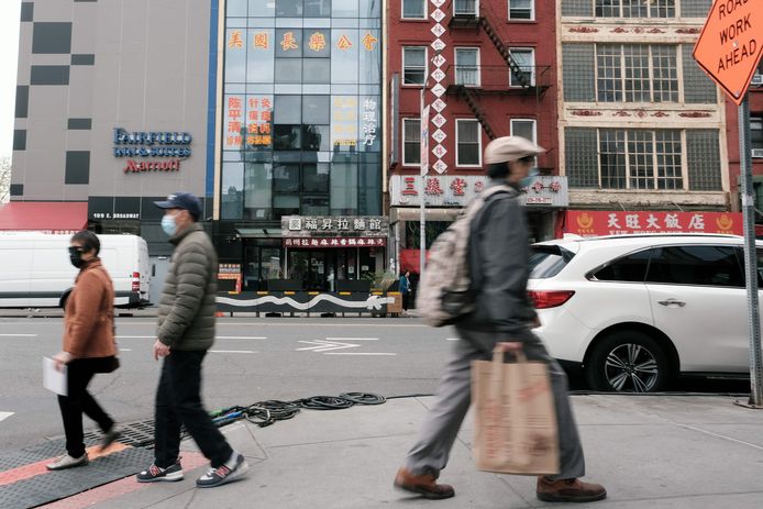 Beeld ter illustratie, mensen wandelen op straat in China.