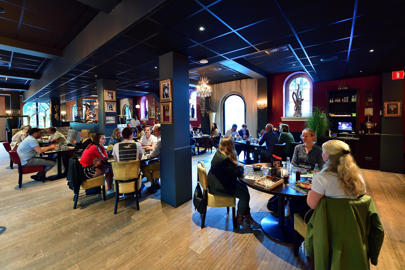 Uit eten op anderhalve meter afstand 'We doen ons best er toch iets leuks van te maken’ Foto