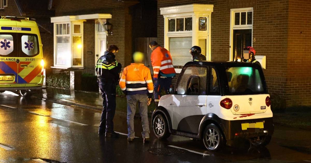 Voetganger gewond na aanrijding met 45km-auto, kruising afgesloten.
