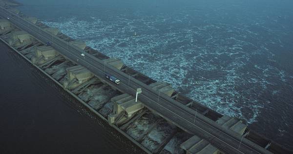 Boswachters zwemmen ongeoefend Haringvliet over