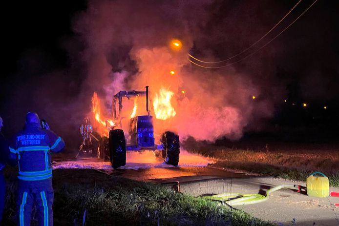 Langs Ossenbroek in Oordegem brandde donderdagavond een tractor volledig uit.