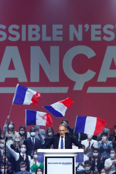 Incidents au meeting d’Eric Zemmour: le candidat blessé au poignet, une équipe de “Quotidien” huée et mise à l’abri