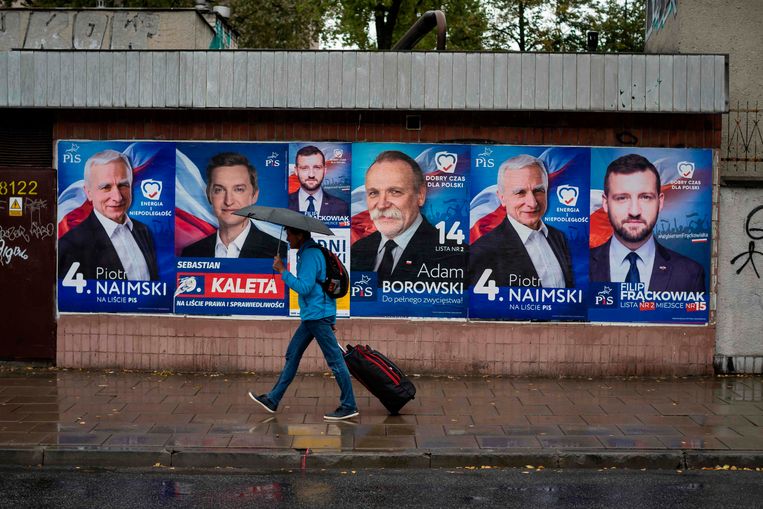 Verkiezingsposters van regeringspartij PiS in Polen. Beeld AFP