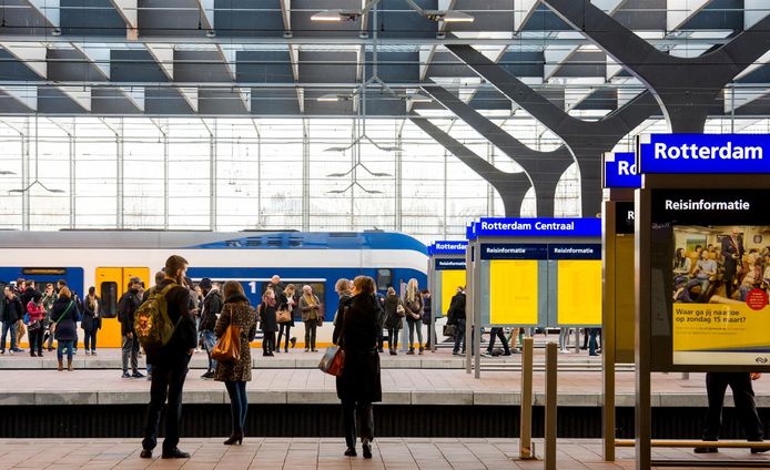 Reizigers wachten op hun trein op treinstation Rotterdam Centraal.