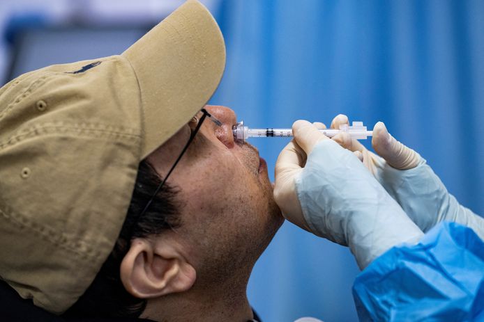 Een man ontvangt in een vaccinatiecentrum in Peking een boosterdosis tegen Covid-19 via de neus.