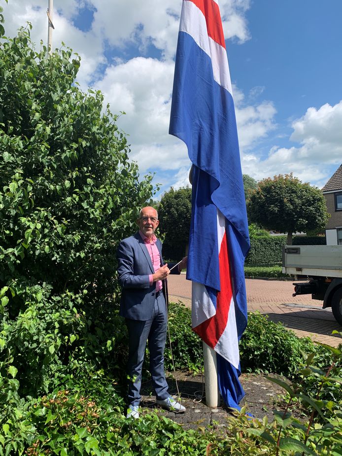 Wethouder Knol hijst de nationale driekleur.