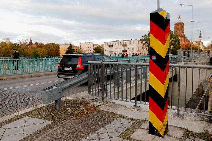 Orang-orang melintasi perbatasan antara Jerman dan Polandia di Gobin, Jerman, 23 Oktober 2021. REUTERS/Michel Tantoussi