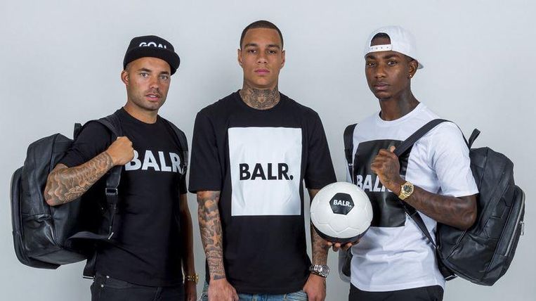 Profvoetballers Demy de Zeeuw, Gregory van der Wiel en Eljero Ella timeren aan de weg met het merk Balr. Beeld  