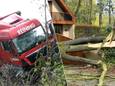 Een vrachtwagen strandde in de bomen aast de A19 in Moorsele / In de Generaal Naessens de Loncinlaan in Sint-Michiels is maandagnamiddag een boom omgewaaid.