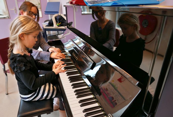 Meisje van 6 jaar oud krijgt haar eerste pianoles.