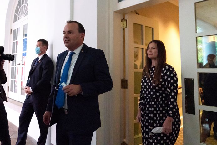 Senator Mike Lee wandelt vanuit het Witte Huis richting Rozentuin, mondmasker in de hand.