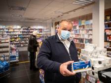 Bert van Die Grenze verkoopt ‘waardeloze mondkapjes’ nu als brilpoetsdoekjes: ‘Het kan niet altijd goud zijn’