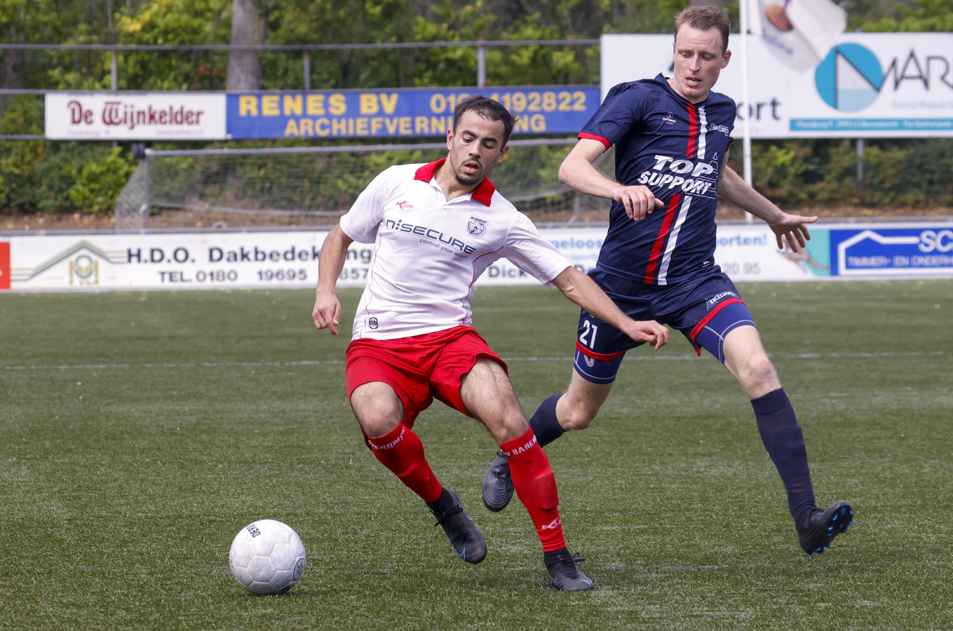 Michel Gerritsen Mulkes zit Barendrecht-speler Marouane Bakour op de hielen. Het duel eindigde voor Excelsior’31 in een 3-2 nederlaag.