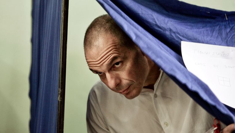 Grieks minister van Financiën Yanis Varoufakis brengt zijn stem uit. Beeld GETTY