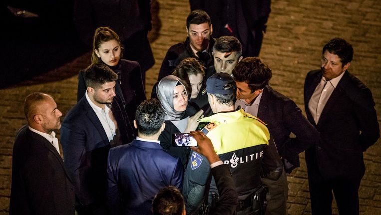 De Turkse minister Kaya wordt tegengehouden door politie op het moment dat ze naar het consulaat wil lopen. Beeld Freek van den Bergh