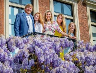 Koning Willem-Alexander en Máxima delen persoonlijke kerstkaart met stralend gezinsportret