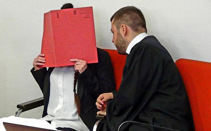 Jennifer Wenisch hield een dossiermap voor haar hoofd in de rechtszaal in München.