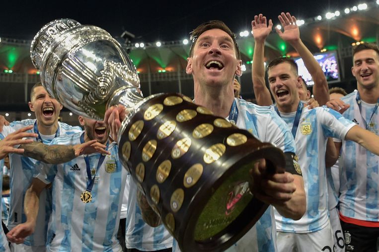 Lionel Messi viert de overwinning met zijn teamgenoten. Beeld AFP