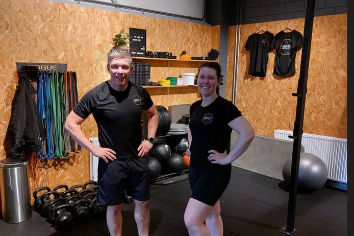Walter van Zoeren en trainingspartner Charlotte na een zware training bij Infinite Growth in Apeldoorn.