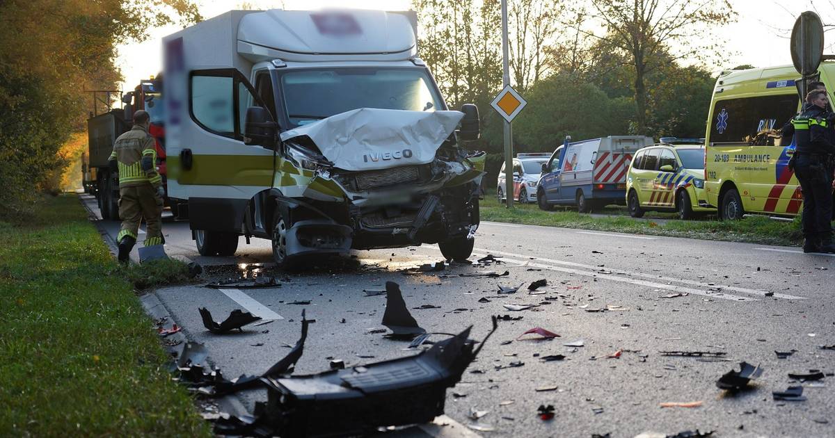 Weg vol brokstukken na botsing tussen vier autos in Dongen, één gewonde naar ziekenhuis.