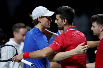 Italianen winnen spannende confrontatie van Servië in halve finale Davis Cup, 22-jarige Sinner verslaat Djokovic in enkelspel