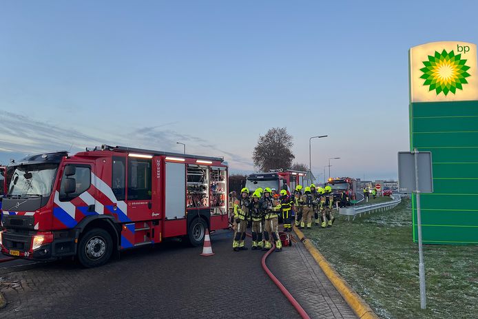 De brandweer rukte met meerdere eenheden uit naar de A59 bij Den Hout.