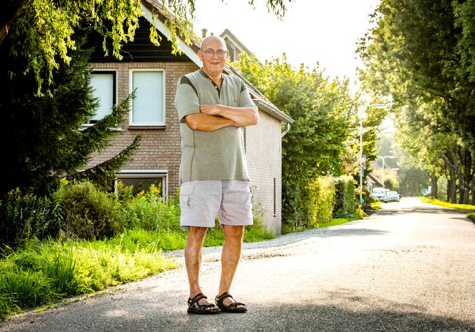 Drikus Vermaas (74) voor zijn oude huis aan de Schuringse-dijk: ,,Vroeger was Schuring een heel hechte, gezellige gemeenschap.''