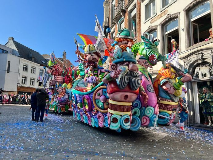 De kleurrijke zondagstoet van carnaval Halle trok onder een stralende zon over de Grote Markt.