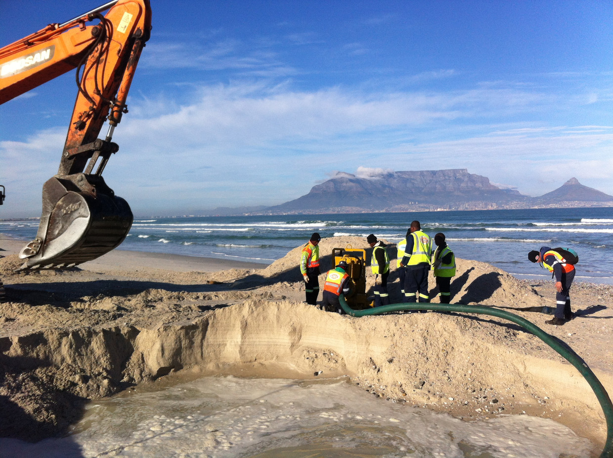 Een archiefbeeld van eerdere opgraafwerkzaamheden van maritiem archeoloog Bruno Werz en zijn team op het strand in de Zuid-Afrikaanse Tafelbaai, ter hoogte van het punt waar volgens hem, maximaal zestig meter de zee in, het scheepswrak van de Haerlem moet liggen. Beeld ©AIMURE/Bruno Werz