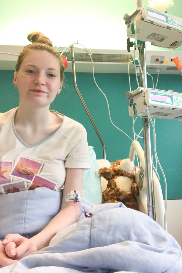 "Na een behandeling van twee weken in het ziekenhuis zal ik me weer een tijdje beter voelen, maar dat is helaas maar tijdelijk", bedenkt Kayleigh (19).