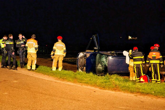 De auto belandde op zijn kant en kwam tot stilstand in een weiland.