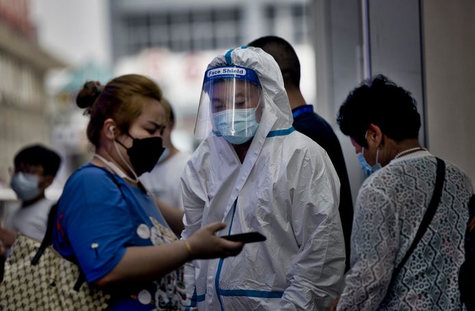 Contrôle du pass sanitaire à la gare de Shanghai, 29 juillet